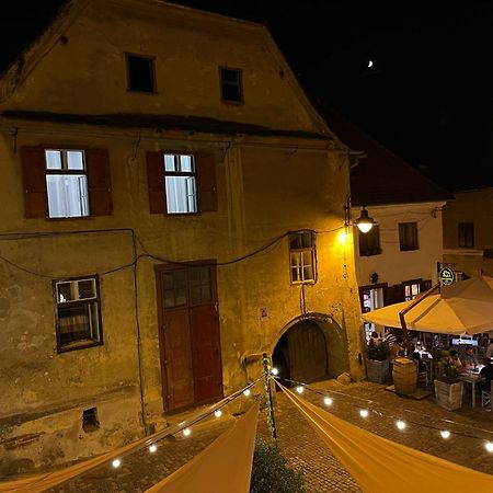 Ultracentral Medieval Apartment Сибиу Екстериор снимка